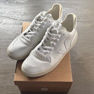 Veja V-10 Leather, extra white, size 8.5/40, good condition